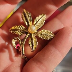 Elegant Gold Leaf Brooch with Pearl Accent